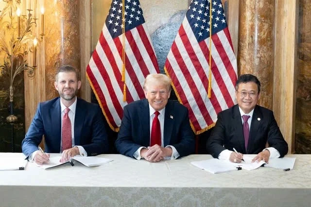 Eric Trump, Phó Chủ tịch điều hành The Trump Organization và ông Đặng Thành Tâm, Chủ tịch KBC ký thỏa thuận hợp tác dưới sự chứng kiến của cựu Tổng thống Mỹ Donald Trump, ngày 25-9, tại Florida (Mỹ). Ảnh: KBC