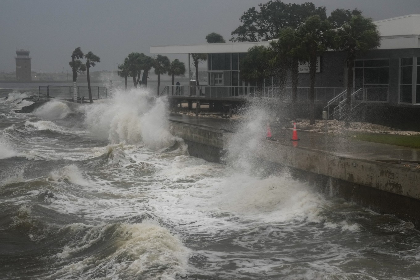 Fuertes vientos y olas comenzaron a arremolinarse en el río St. Petersburgo, Florida. Foto: AFP.