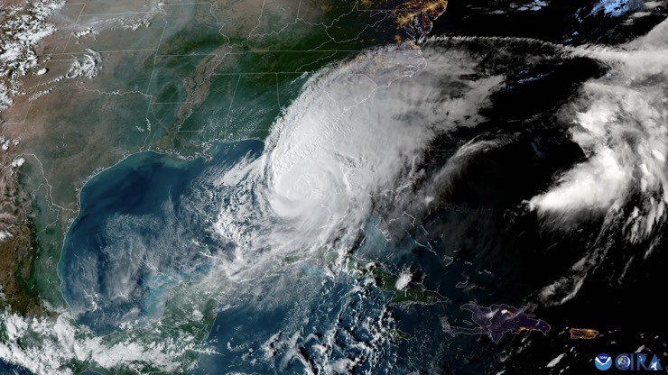 El momento en que el huracán Milton tocó tierra en Florida visto desde satélite.