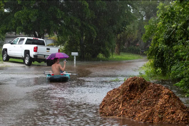 Una persona aprovecha una pausa en la lluvia durante el huracán Milton para navegar en kayak por una carretera inundada. Foto de : USA TODAY