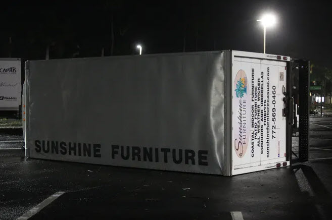 Una camioneta fue derribada por vientos de tormenta en un estacionamiento de Florida Foto: USA TODAY.