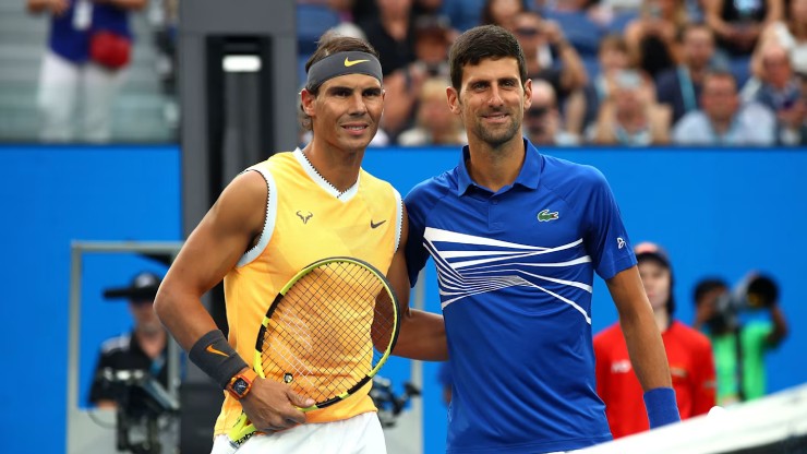 Djokovic (phải) đang chơi tại Thượng Hải Masters nên tạm thời bấm nút "like" vào bài đăng của Rafa (trái)