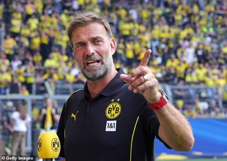 Fan Dortmund bức xúc vì HLV Klopp đầu quân cho tập đoàn Red Bull, chủ sở hữu của RB Leipzig