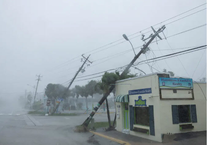 Los fuertes vientos derribaron postes de electricidad en Fort Myers (Florida) cuando el huracán Milton tocó tierra. Foto: Reuters