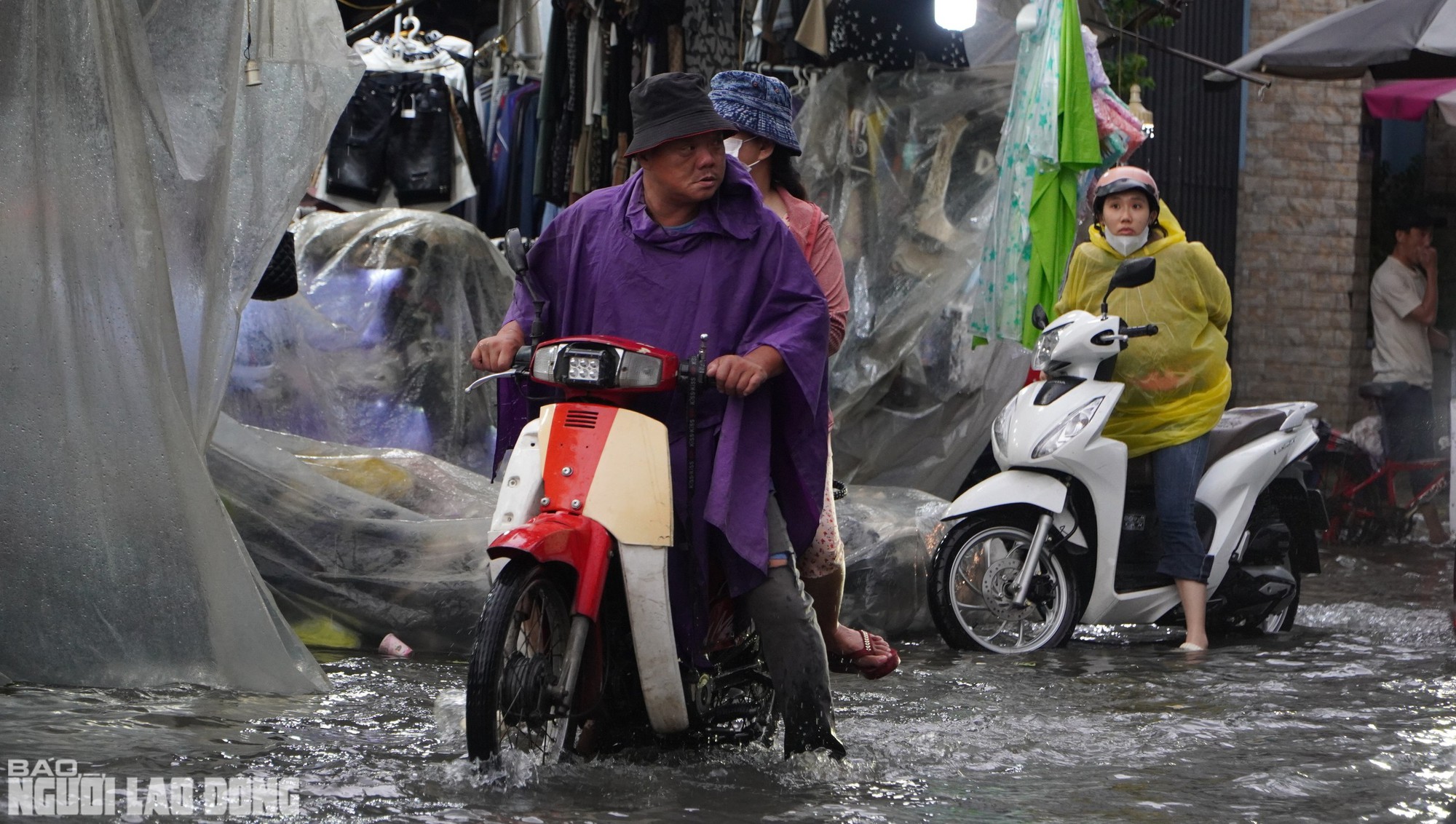 "Alo, kẹt xe quá, chưa thoát ra được!" - 12