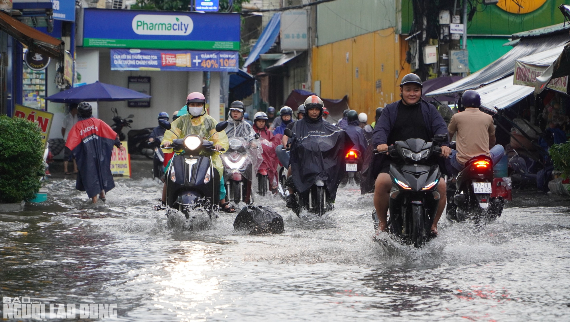 "Alo, kẹt xe quá, chưa thoát ra được!" - 13