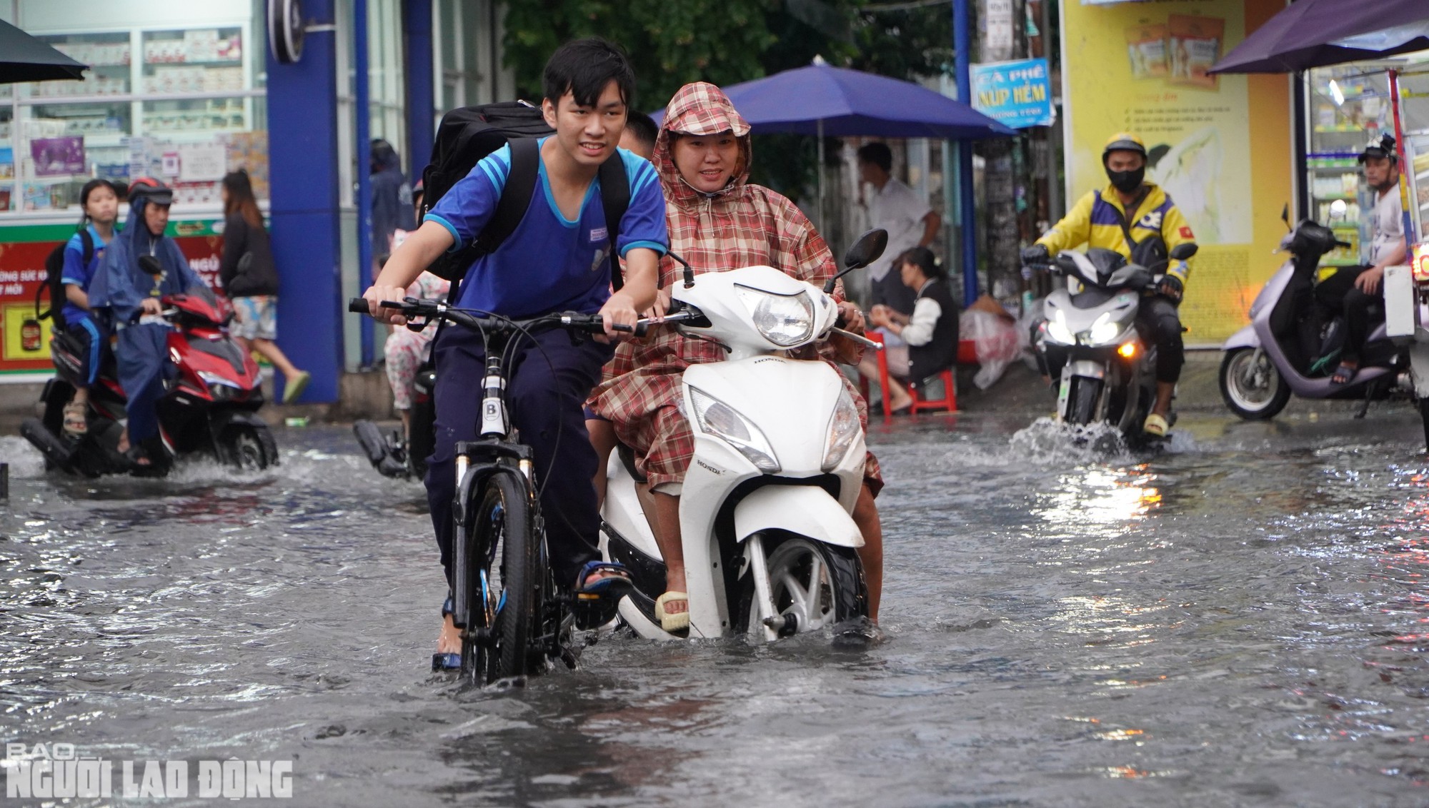 "Alo, kẹt xe quá, chưa thoát ra được!" - 14