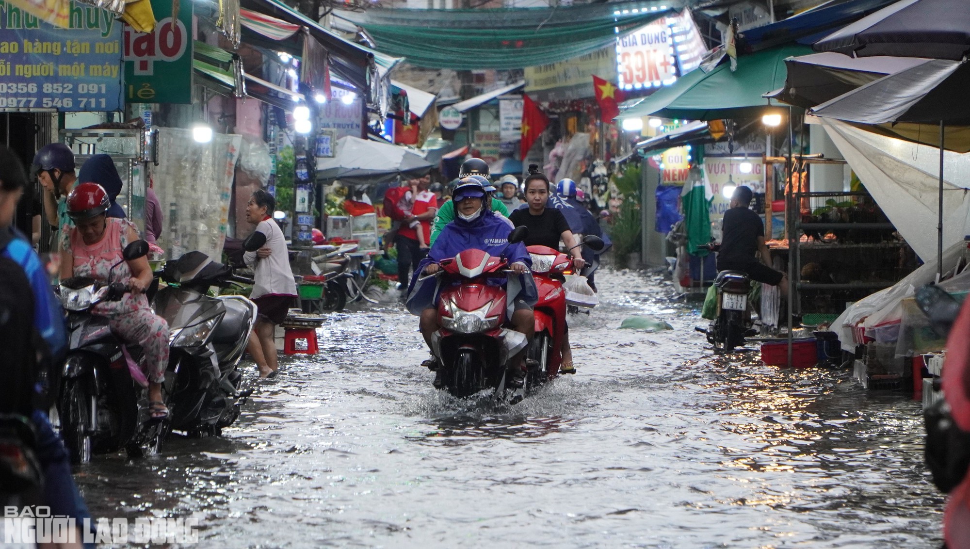 "Alo, kẹt xe quá, chưa thoát ra được!" - 15