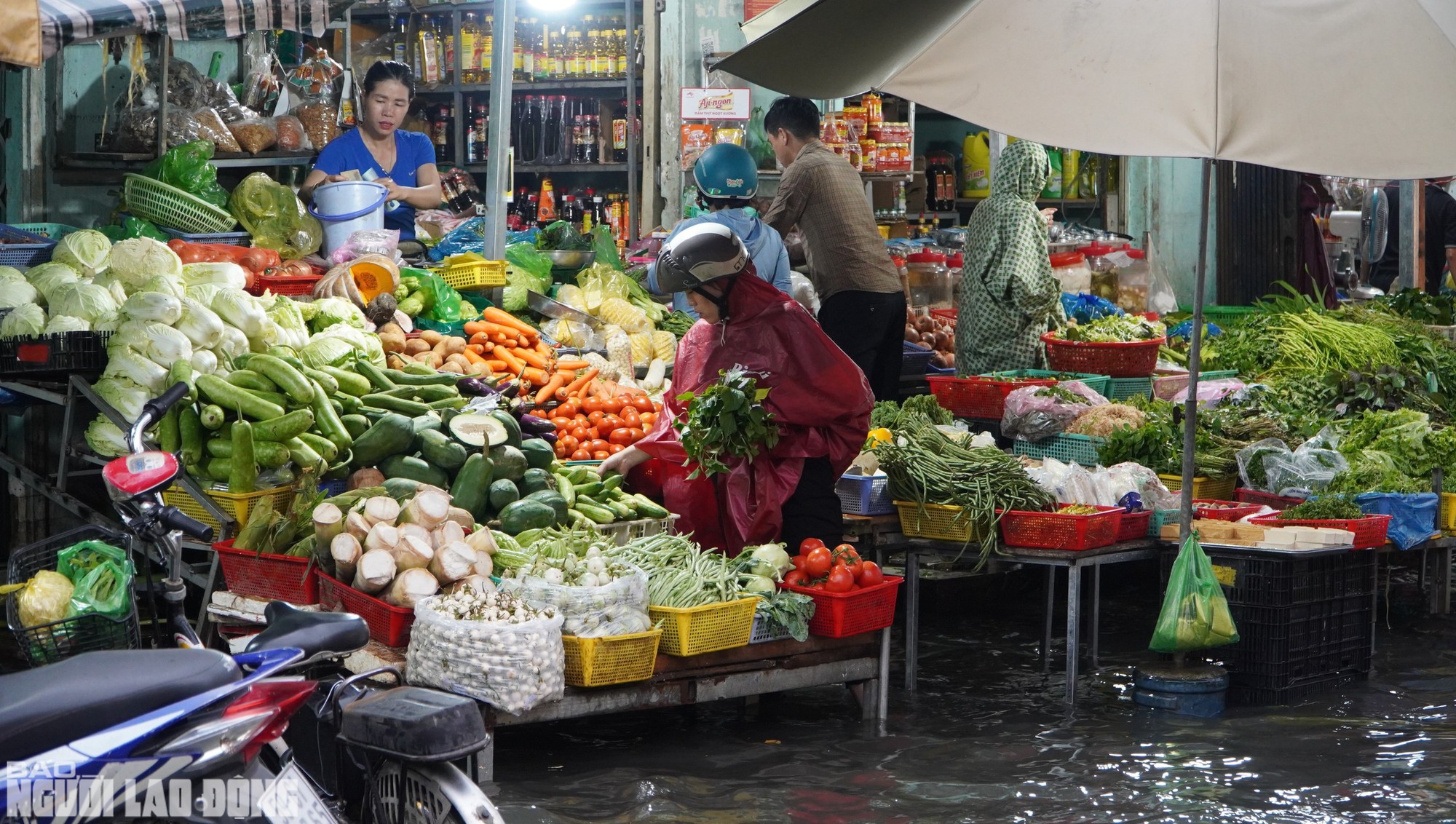 "Alo, kẹt xe quá, chưa thoát ra được!" - 16