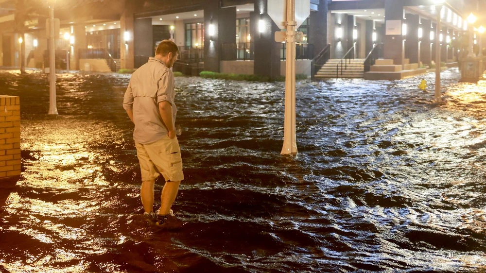 Đường phố TP Fort Myers, bang Florida (Mỹ) ngập lụt ngày 9-10 do bão Milton. Ảnh: GETTY IMAGES