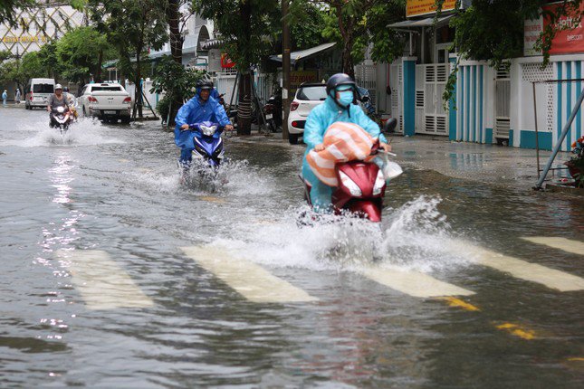 Dự báo thời tiết: Mưa giông dữ dội tiếp tục hoành hành ở miền Trung, Tây Nguyên và Nam Bộ