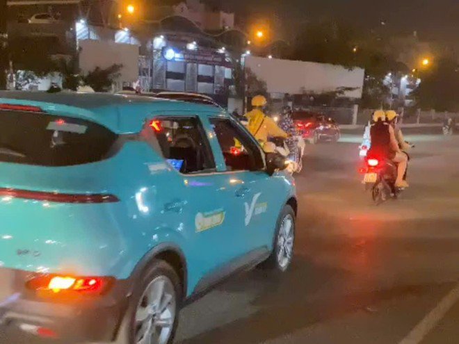 Các chiến sỹ CSGT dùng xe mô tô chuyên dụng mở đường cho xe taxi chở sản phụ đến bệnh viện