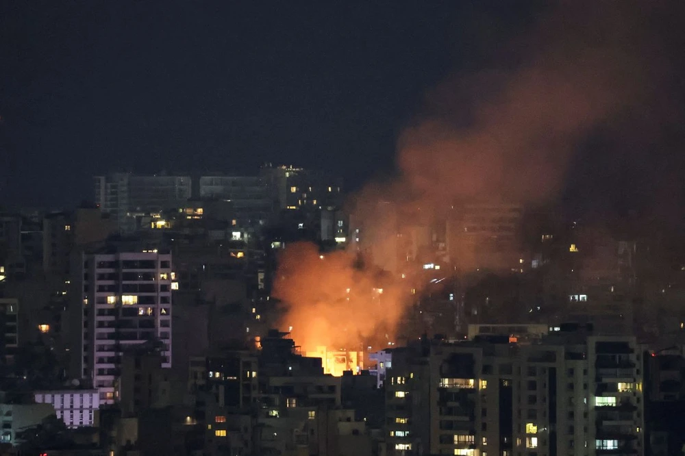 Cháy ở thủ đô Beirut (Lebanon) ngày 10-10 sau cuộc không kích của Israel. Ảnh: REUTERS