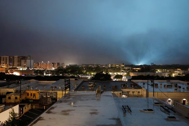 Nhiều ngôi nhà ở Florida - Mỹ mất điện. Ảnh: Reuters