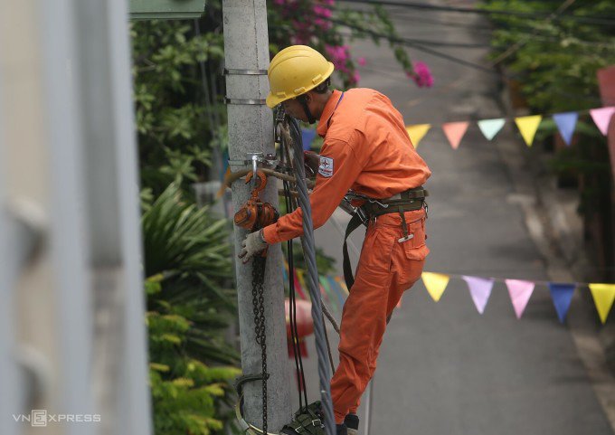 Công nhân Điện lực Hà Nội sửa chữa trên đường dây. Ảnh: Ngọc Thành