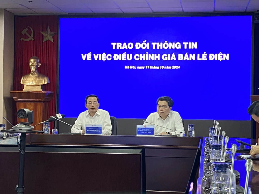 Ông Nguyễn Xuân Nam (trái), Phó Tổng giám đốc EVN thông tin về việc điều chỉnh giá điện. Ảnh: MINH TRÚC