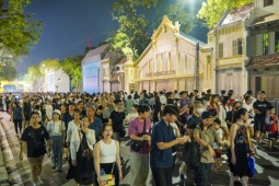 Đêm 10/10: Hàng nghìn người dân hòa mình vào không khí thiêng liêng tại Hồ Gươm