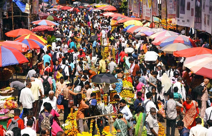 Sự chênh lệch giàu nghèo có&nbsp;thể thấy rõ ở Mumbai, nơi những biệt thự của các tỷ phú tài phiệt nằm cạnh những khu ổ chuột rộng lớn và những người ăn xin trên đường phố.
