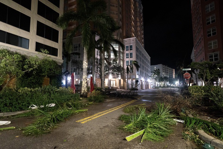 Cây đổ rải rác trên đường phố bang Florida sau khi bão Milton đổ bộ. Ảnh: Sean Rayford/Getty Images.