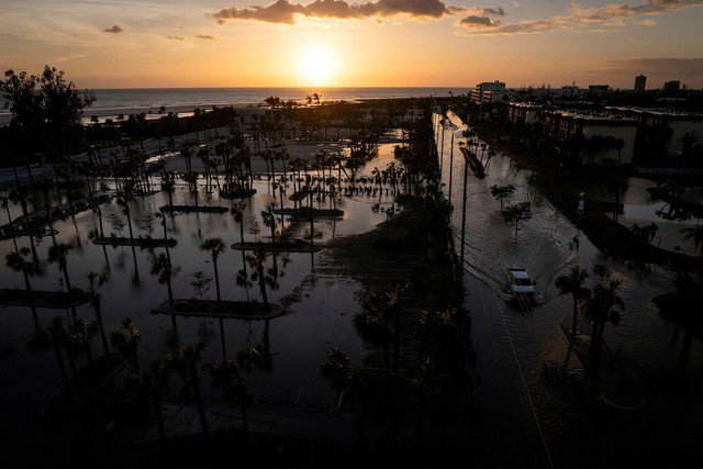 Ảnh chụp TP Siesta Key, bang Florida - Mỹ hôm 10-1, sau khi bão Milton đổ bộ. Ảnh: Reuters