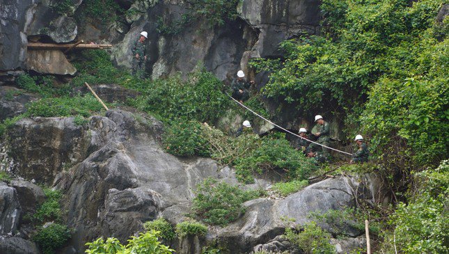 Lực lượng Quân đội thành công phá nổ khối đá 300 tấn đe dọa nhà dân tại Quảng Bình