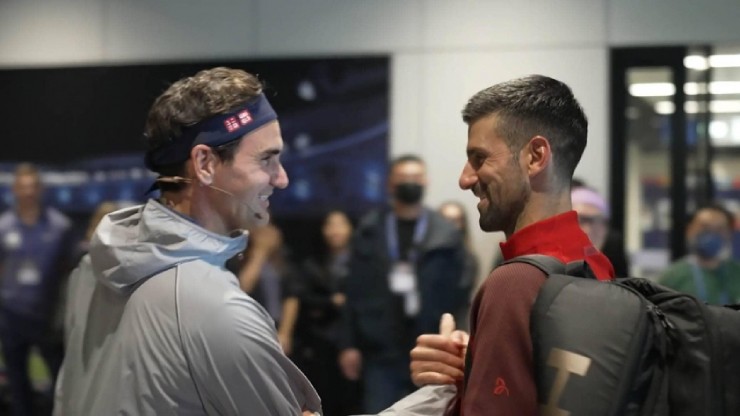 Federer (bên trái) đặt cho Djokovic (bên phải) biệt danh mới: "Ông già"