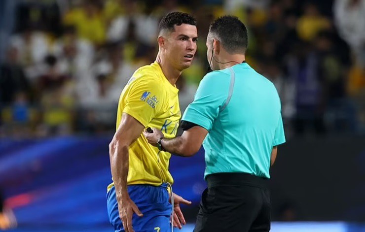 Ronaldo nổi giận với trọng tài&nbsp;Martinez&nbsp;sau khi hai bàn thắng của anh&nbsp;bị VAR từ chối