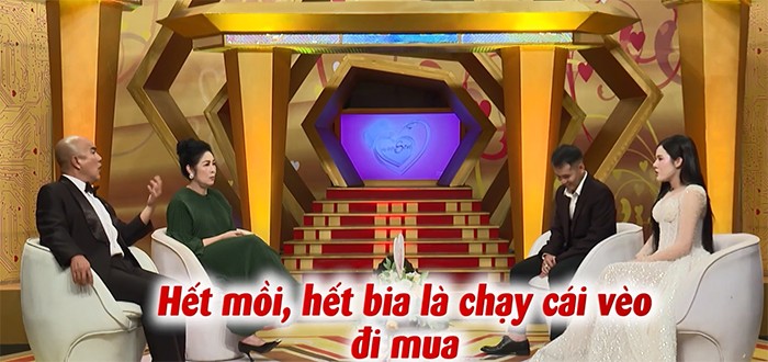 Cô vợ "mỏ hỗn" lấy búa đập nát xe hơi vì chồng lén đi karaoke - 3