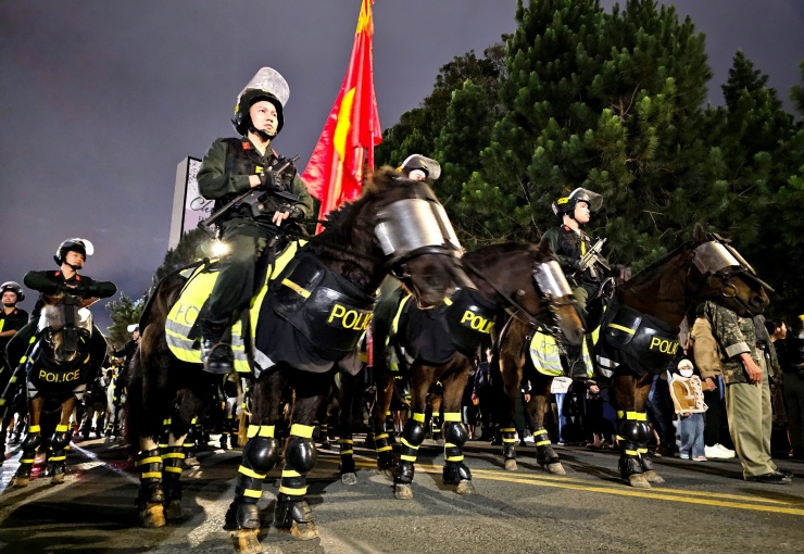 Theo sau đội mô tô là Trung đoàn Cảnh sát cơ động kỵ binh Công an nhân dân diễu hành trên đường Trần Quốc Toản trước quảng trường Lâm Viên.