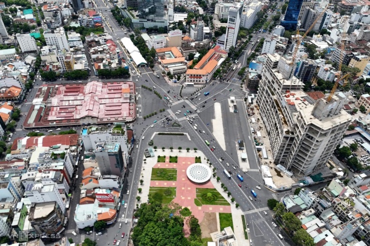 Nằm ở khu tứ giác Bến Thành, dự án The Spirit of Saigon (góc phải) từng được kỳ vọng trở thành biểu tượng, điểm nhấn kiến trúc mới của TP HCM. Dự án có vị trí đắc địa, sở hữu 4 mặt tiền đường Phạm Ngũ Lão - Calmette - Lê Thị Hồng Gấm - Phó Đức Chính, được khởi công 2017 gồm hai tòa tháp được nối với nhau bằng khối đế.