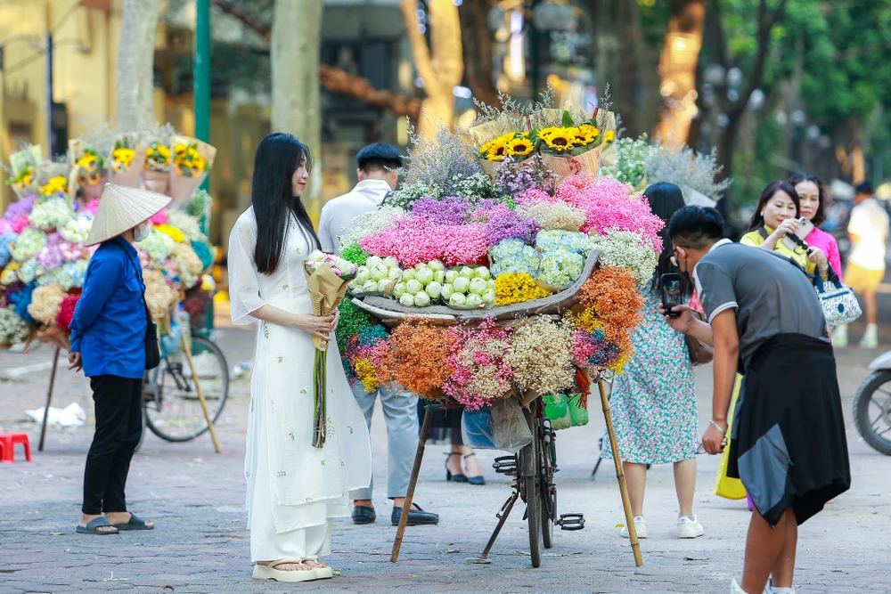 Giới trẻ Hà Nội mải mê check-in đón mùa thu trên phố Phan Đình Phùng - 3