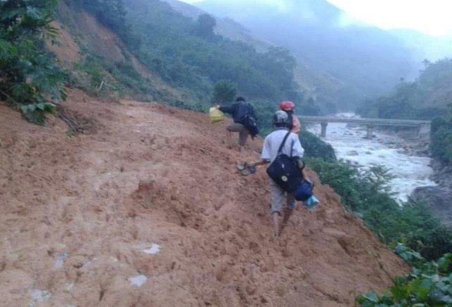 Đường đến trường của thầy Nguyễn Ngọc Duy cùng nhiều giáo viên Trường phổ thông dân tộc bán trú tiểu học và THCS Sơn Liên