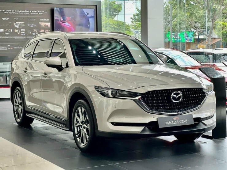 Mazda CX-8 được phân phối tại thị trường Việt Nam với 4 phiên bản khác nhau, gồm: Mazda CX-8 2.5L Luxury có giá niêm yết 949 triệu đồng; Mazda CX-8 2.5L Premium giá niêm yết 1,024 tỷ đồng; Mazda CX-8 2.5L Premium AWD giá 1,119 tỷ đồng; và Mazda CX-8 Premium AWD (6 chỗ ngồi) giá 1,129 tỷ đồng.&nbsp;