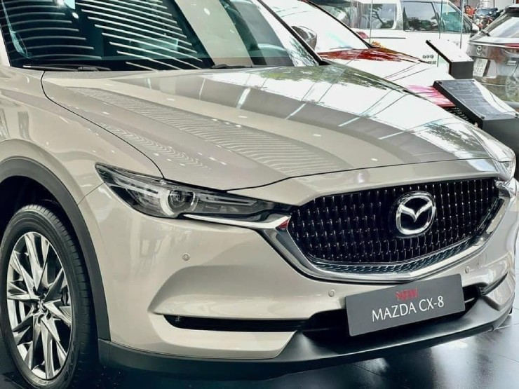 Mặt trước Mazda CX-8 nổi bật với&nbsp;lưới tản nhiệt dạng nan đan cầu kỳ, tinh tế kết hợp với viền Crom sáng bóng nổi bật.&nbsp;Phần đầu xe được thiết kế mới cuốn hút và sang trọng.&nbsp;Hệ thống đèn pha LED 24 bóng bật/tắt độc lập theo vùng cho khả năng chiếu sáng vượt trội.