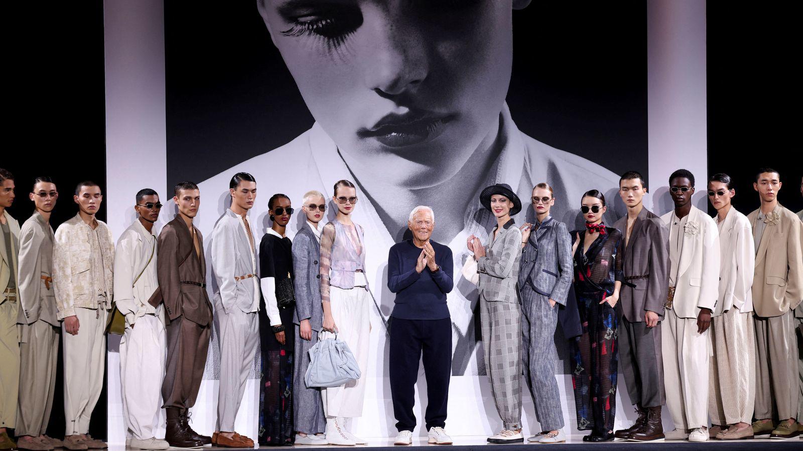 Giorgio Armani cùng các người mẫu tại Tuần lễ thời trang Milan vào tháng 9. Ảnh: Reuters