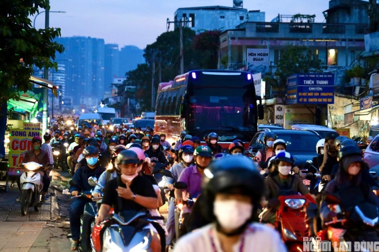 TP.HCM điêu đứng vì ùn tắc giao thông: Đâu là giải pháp?