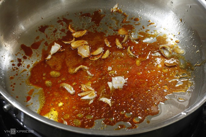 Nước hàng thắng bằng dầu ăn hạn chế cháy khét. Ảnh: Bùi Thủy