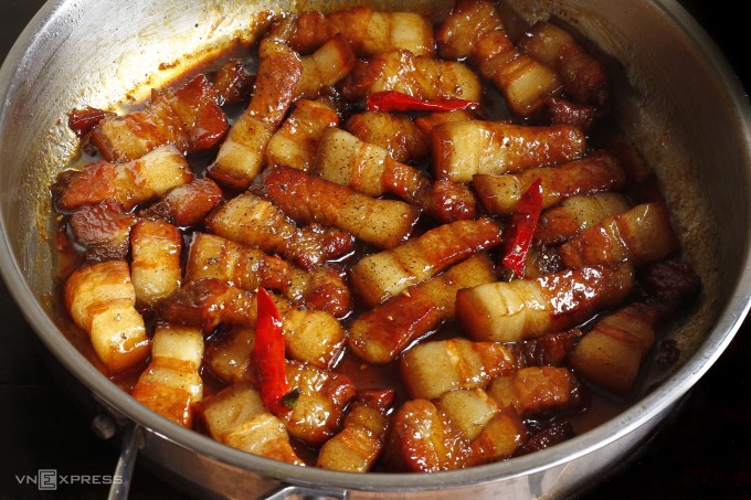 Thịt kho siêu tốc 15 phút lên màu đẹp nhờ nước hàng. Ảnh: Bùi Thủy