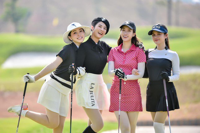 Hoa hậu Đỗ Mỹ Linh đi chơi golf cùng Hoa hậu Ngọc Hân, Á hậu Phương Nga trong ngày sinh nhật.