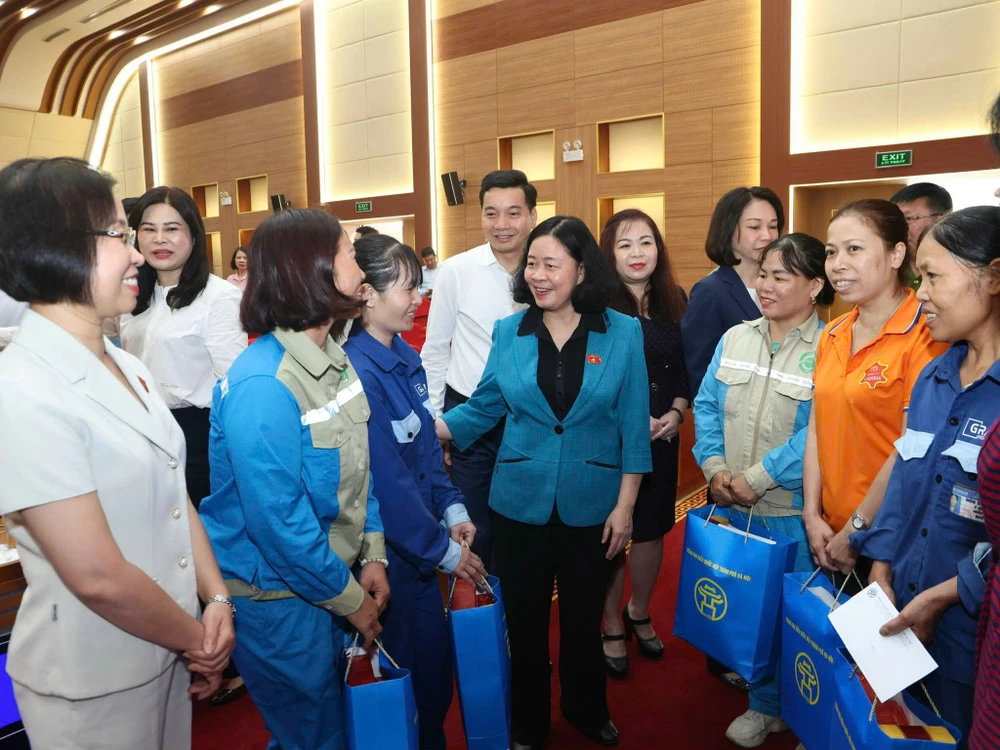 Bí thư Thành ủy Hà Nội Bùi Thị Minh Hoài cùng các ĐBQH trao đổi với cử tri tại huyện Gia Lâm. Ảnh: Thành Viết