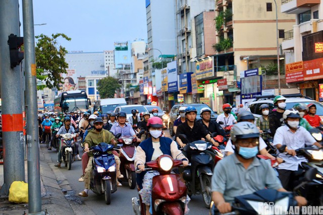 TP HCM: Toàn cảnh những tuyến đường "chật như nêm" vào giờ cao điểm - 7