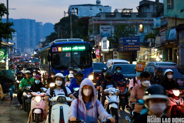 Mặc dù là đường một chiều (đoạn từ ngã tư Hàng Xanh đến ngã năm mũi tàu Đài Liệt Sĩ) nhưng đường Xô Viết Nghệ Tĩnh vẫn "chật như nêm" - Ảnh: NGỌC QUÝ