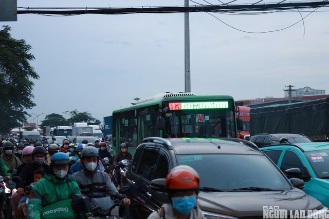 Nút giao Nguyễn Văn Linh - Nguyễn Hữu Thọ (quận 7) ùn ứ xe cộ giờ tan tầm - Ảnh: CHÍ NGUYÊN