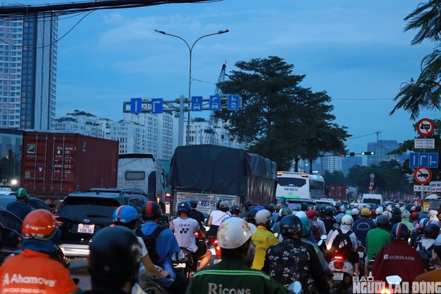 TP.HCM điêu đứng vì ùn tắc giao thông: Đâu là giải pháp?