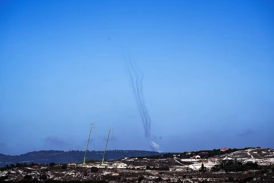 Rocket phóng từ Lebanon về phía Israel ngày 8-10. Ảnh: REUTERS