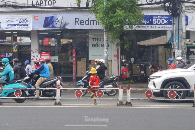 Bé gái ăn xin trên đường Lê Văn Quới, đoạn gần ngã tư Bốn Xã. Ảnh: Thuận Nhàn.