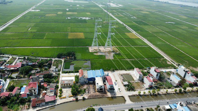 Thông tin với báo chí, theo lãnh đạo Phòng Kinh tế - Hạ tầng huyện Nghĩa Hưng, ngôi nhà di dời nằm trong hành lang an toàn của dự án đường dây 500kV mạch 3 từ Quảng Trạch (Quảng Bình) đến Phố Nối (Hưng Yên), đoạn qua địa bàn tỉnh Nam Định, thuộc diện phải giải tỏa. Công tác bồi thường, hỗ trợ giải phóng mặt bằng đã hoàn tất, gia đình anh Dũng đã chuyển đến nơi ở mới.