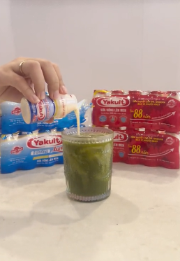 Matcha mix cùng Yakult cũng là một trong những công thức hot nhất hiện nay (Nguồn: TikTok Việt Nam)