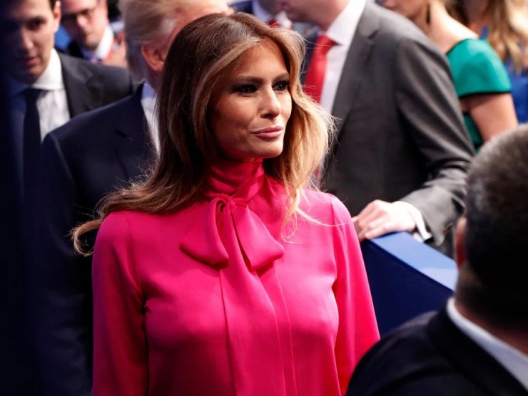 Melania Trump mặc chiếc áo cánh cổ nơ màu hồng của Gucci trong cuộc tranh luận tổng thống tại Đại học Washington ở St. Louis, Missouri vào ngày 9/10/2016. Ảnh: Getty Images.