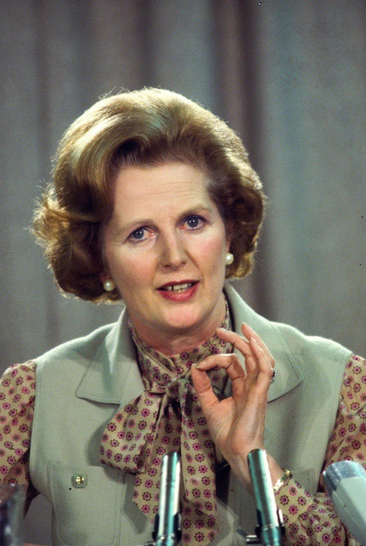 Cựu thủ tướng Anh Margaret Thatcher ưa chuộng kiểu áo nơ pussybow. Ảnh: Getty Images.